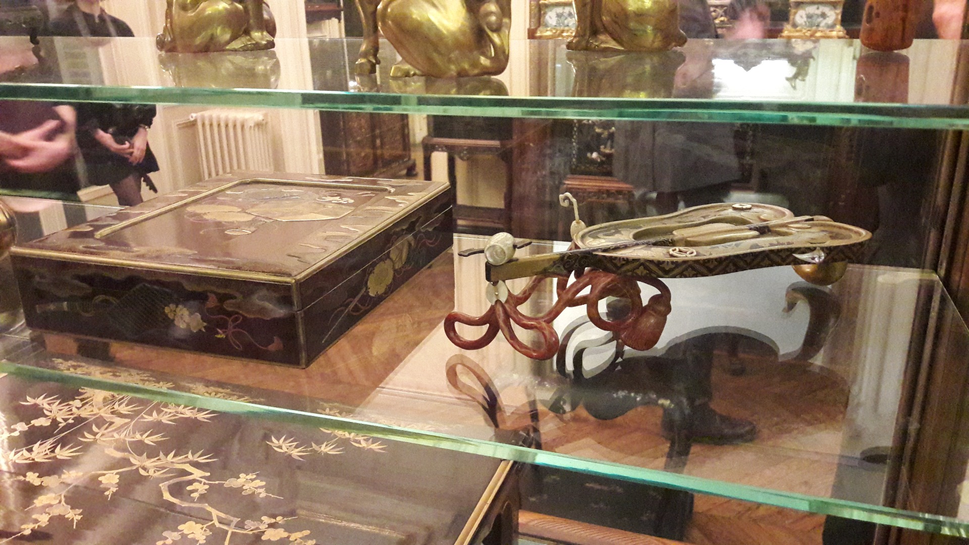 Quelques objets restent classiques, mais Clémence d'Ennery va très vite personnaliser la présentation de sa collection